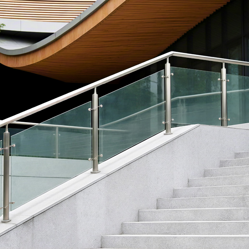 تجهيزات الدرابزين المصنوعة من الفولاذ المقاوم للصدأ: مجموعات من الزجاج والفولاذ المقاوم للصدأ لأنظمة درابزين متينة وأنيقة